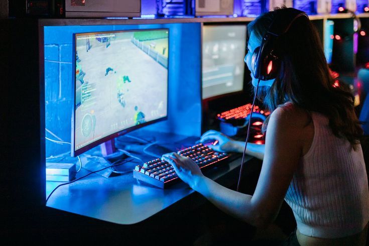 girl is playing game online